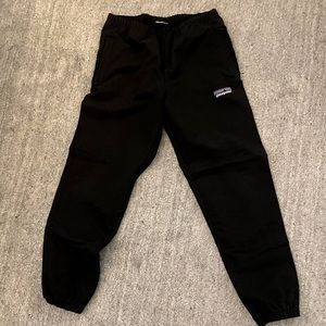 Patagonia men’s black P6 Label jogger sweatpants